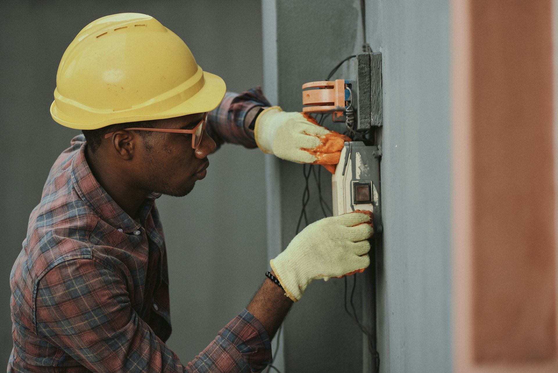 Technicien KARIA sur un chantier en Côte d'Ivoire